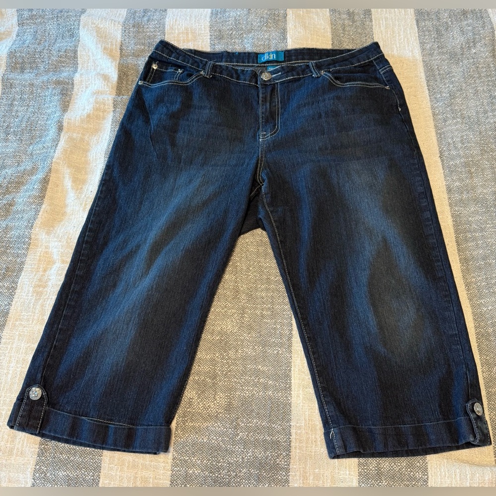 dkin Woman SZ 16W Blue Jean Denim Cropped Capri Pants Embroidered on Pockets